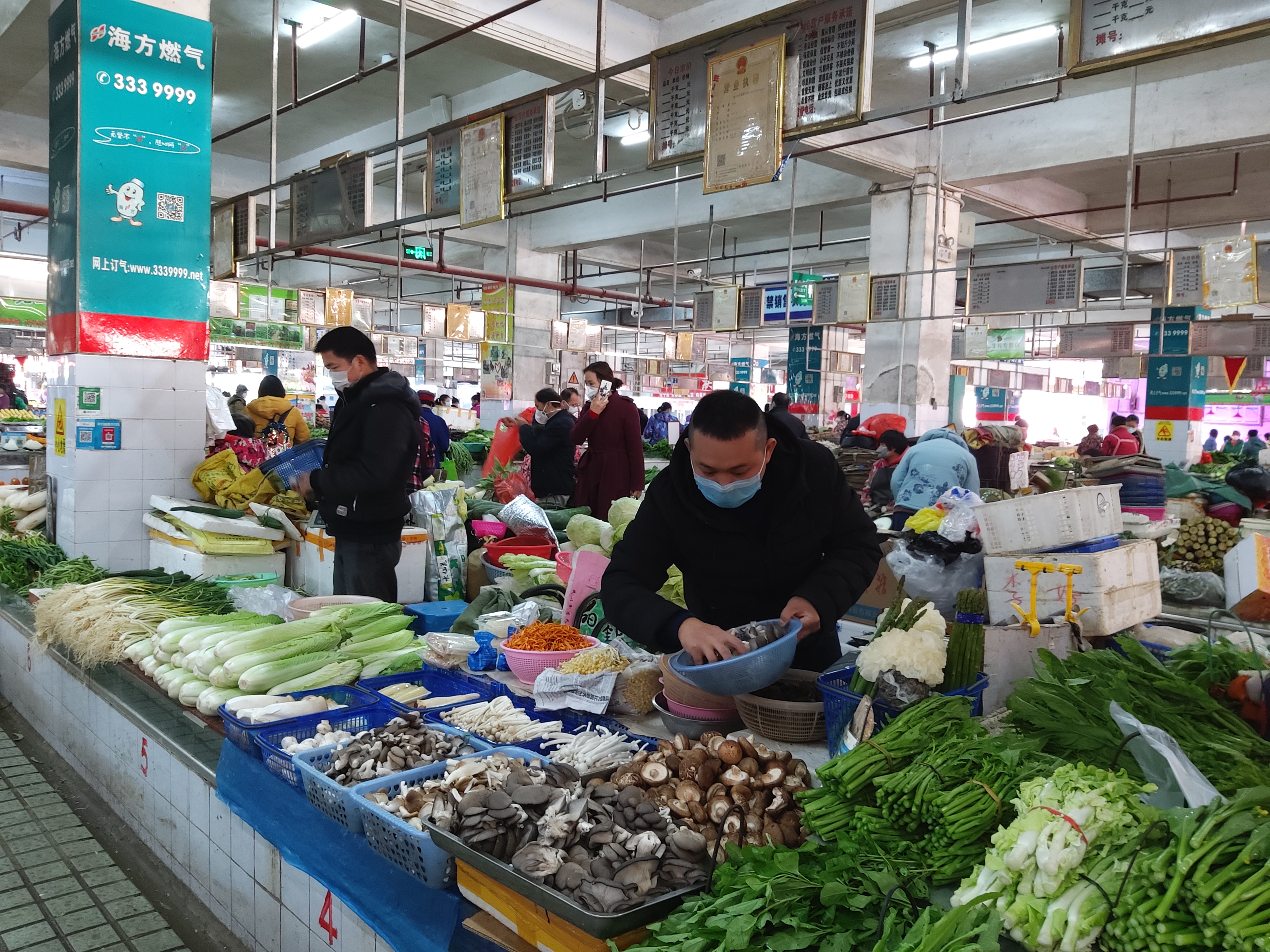 jc710公海赌船市场公司做好各项民生保障工作（拍摄：邓丽宁）.jpg
