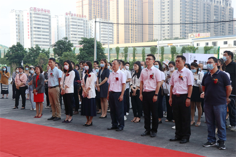 参加仪式的jc710公海赌船房地产公司领导.jpg