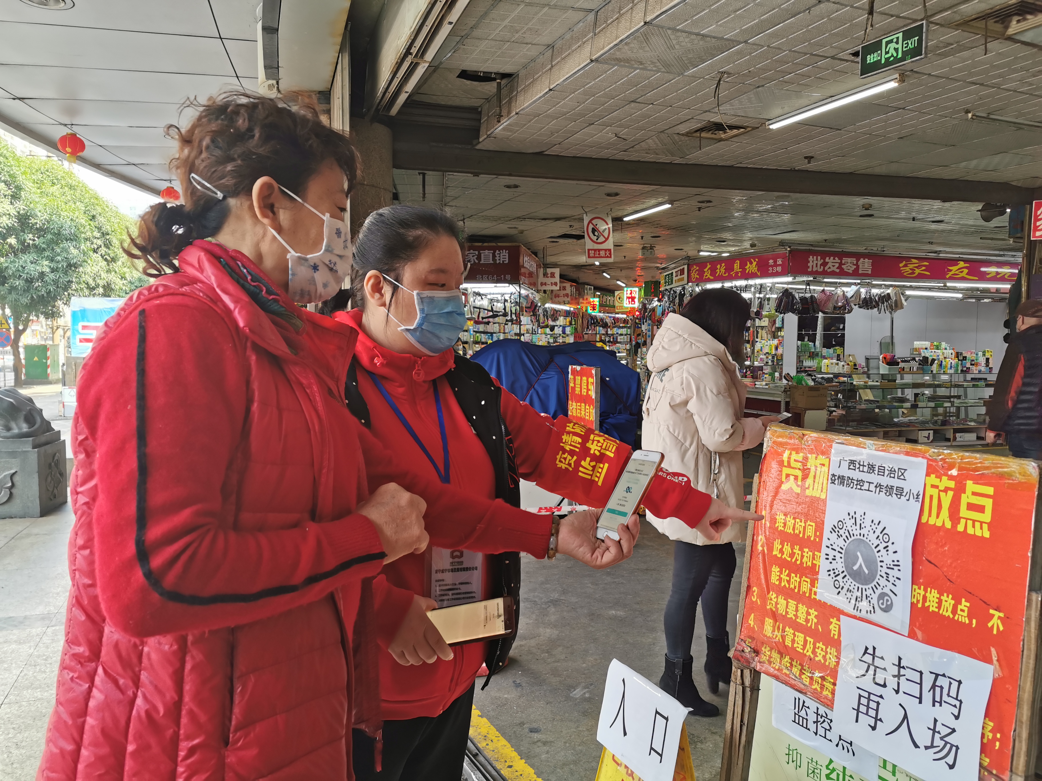 jc710公海赌船市场公司积极落实防疫政策（拍摄：何军）.jpg